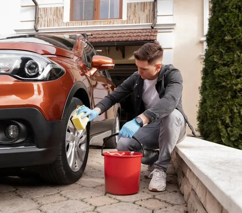 Lavage auto à domicile Saint-Sauveur-en-Rue : professionnel intervenant sur un véhicule